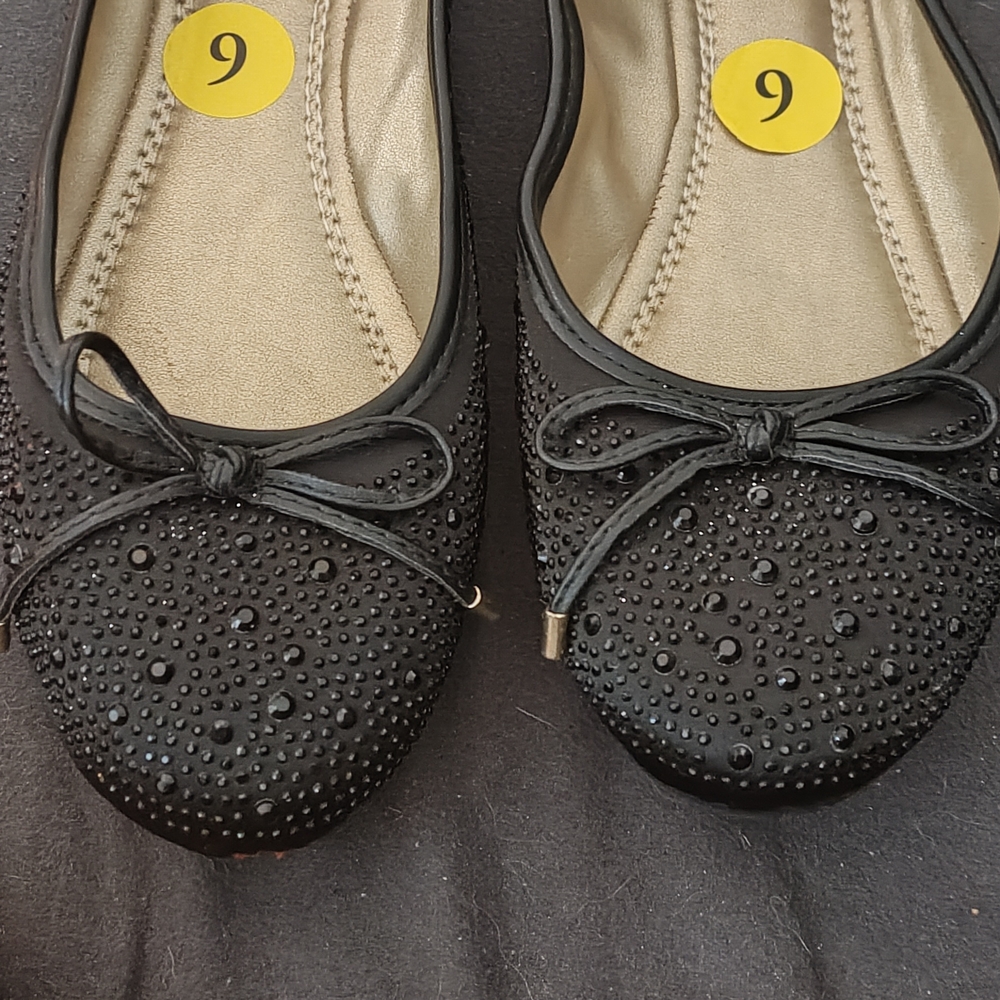 Adrienne Vittadini Black Ballet Flats with Classic Design